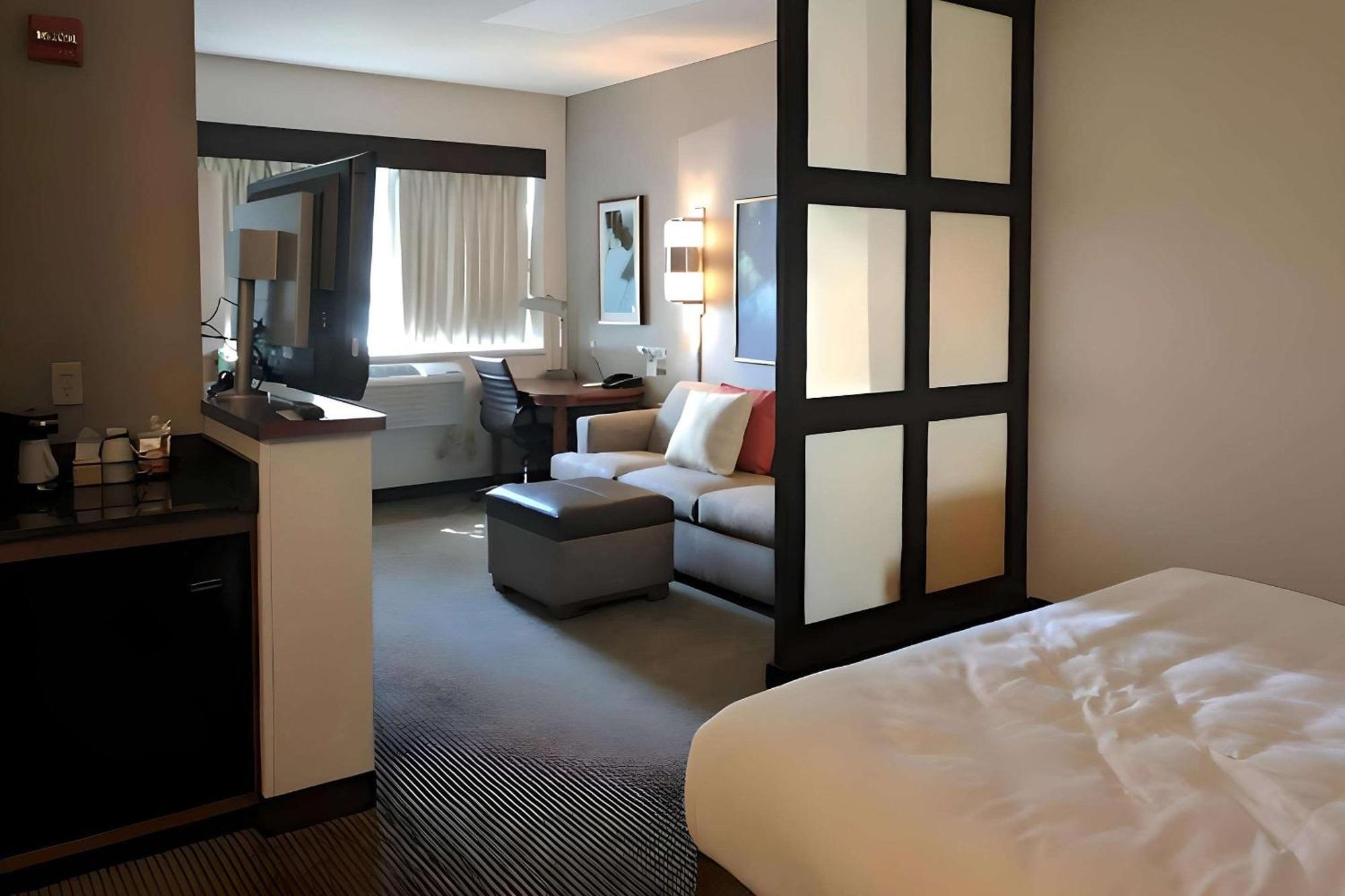 Comfort Suites Milwaukee West Εξωτερικό φωτογραφία